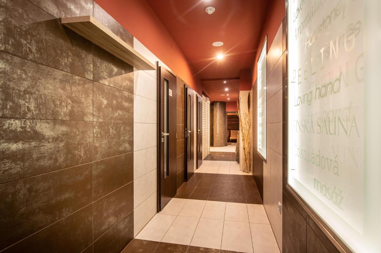 Wine & Wellness Hotel Besedni Dum 瓦尔季采 外观 照片