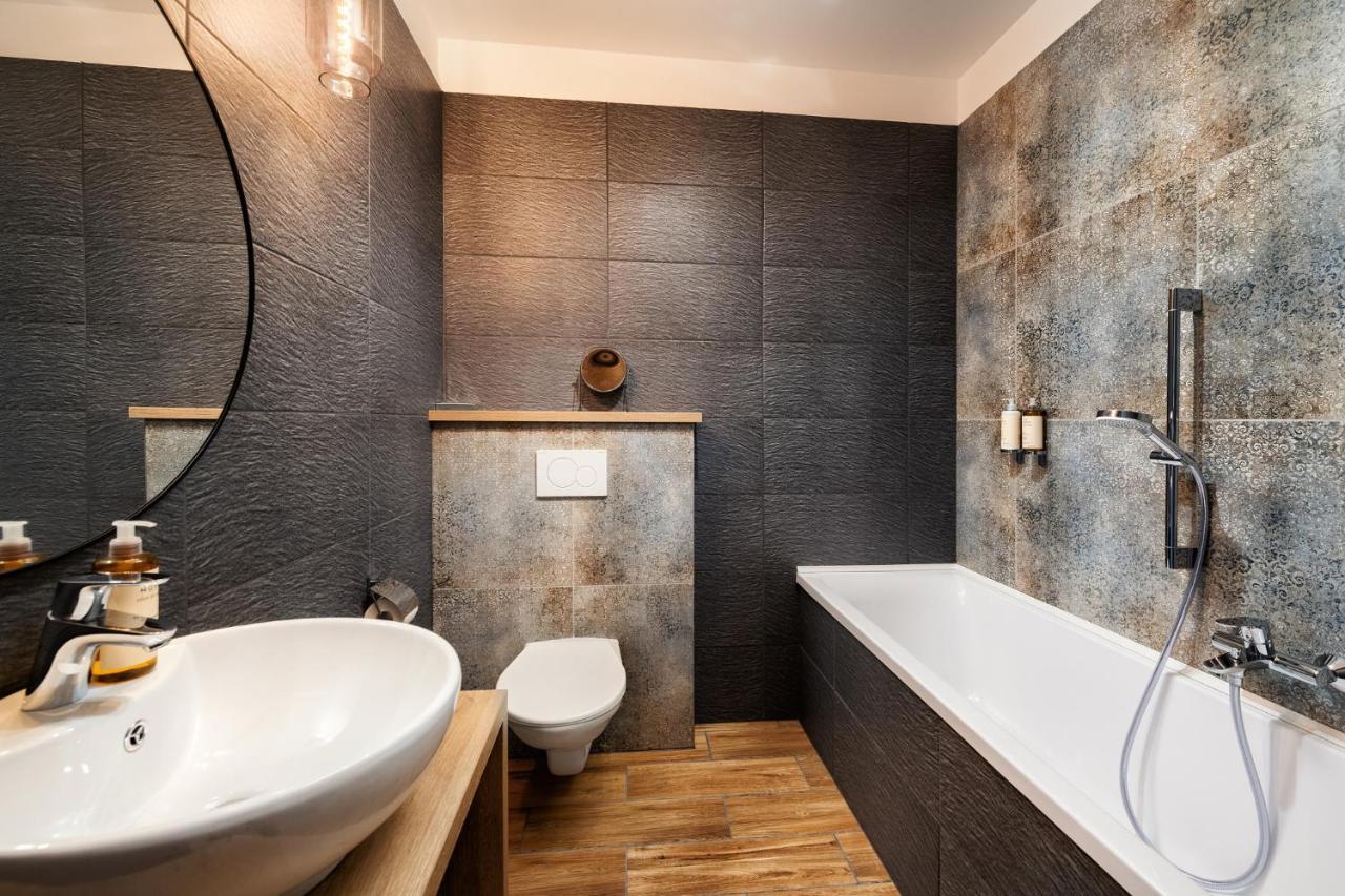 Wine & Wellness Hotel Besedni Dum 瓦尔季采 外观 照片