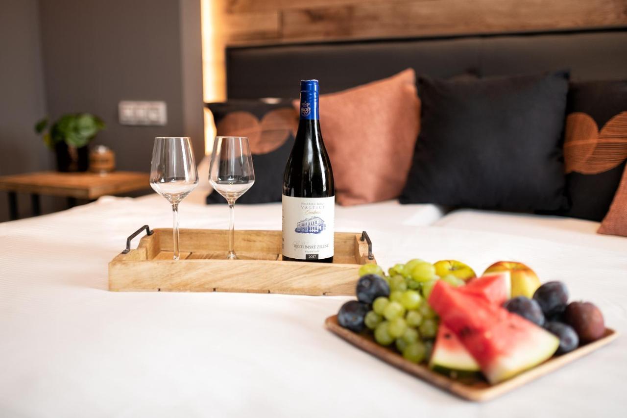 Wine & Wellness Hotel Besedni Dum 瓦尔季采 外观 照片