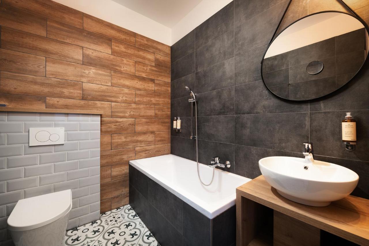 Wine & Wellness Hotel Besedni Dum 瓦尔季采 外观 照片