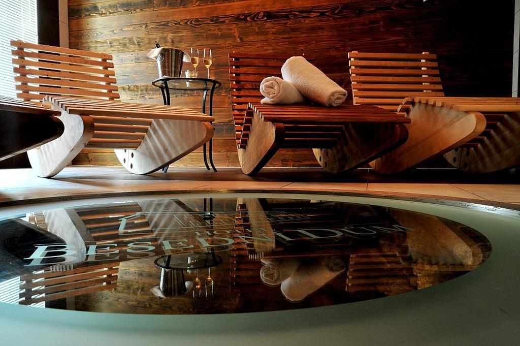 Wine & Wellness Hotel Besedni Dum 瓦尔季采 外观 照片