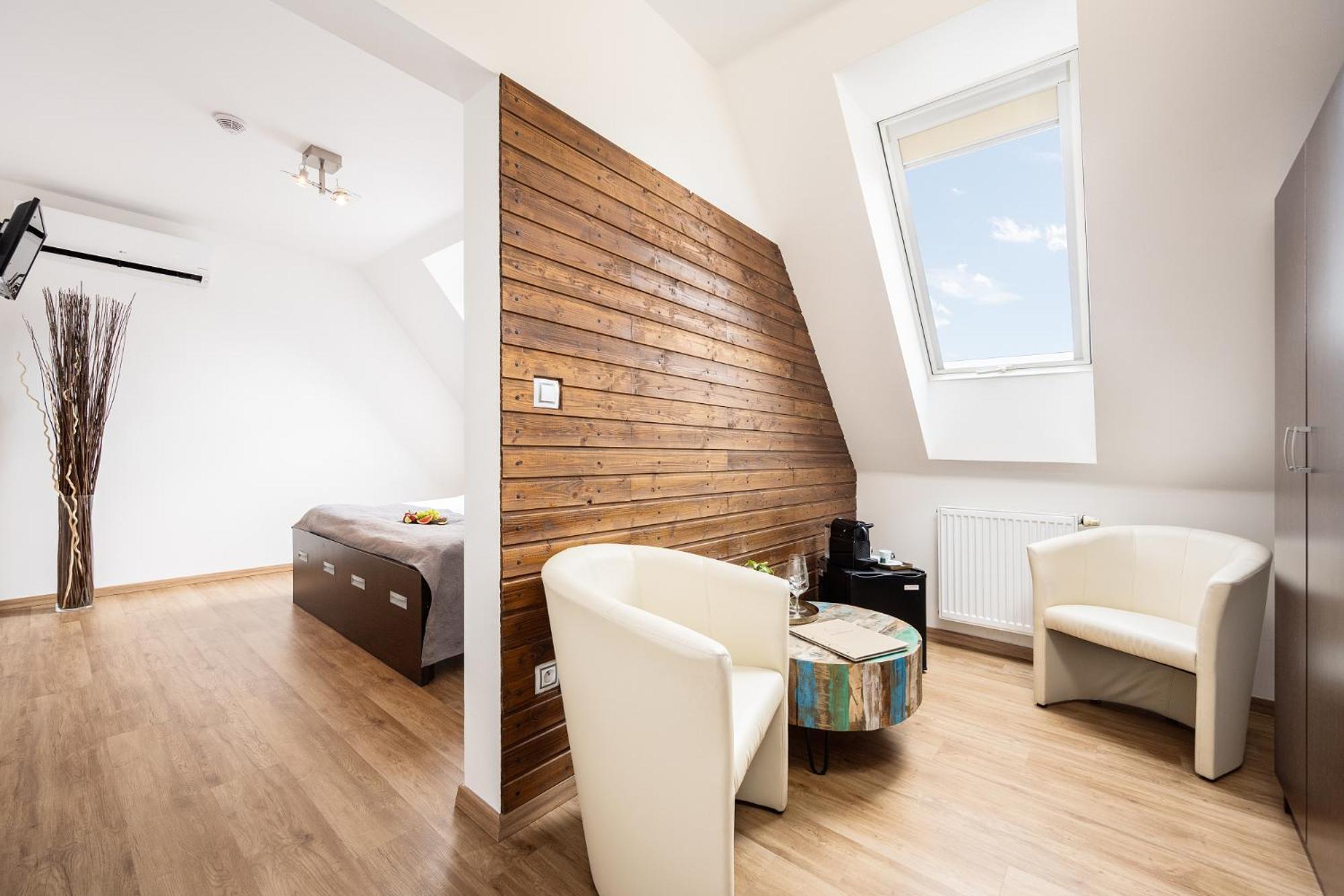 Wine & Wellness Hotel Besedni Dum 瓦尔季采 外观 照片