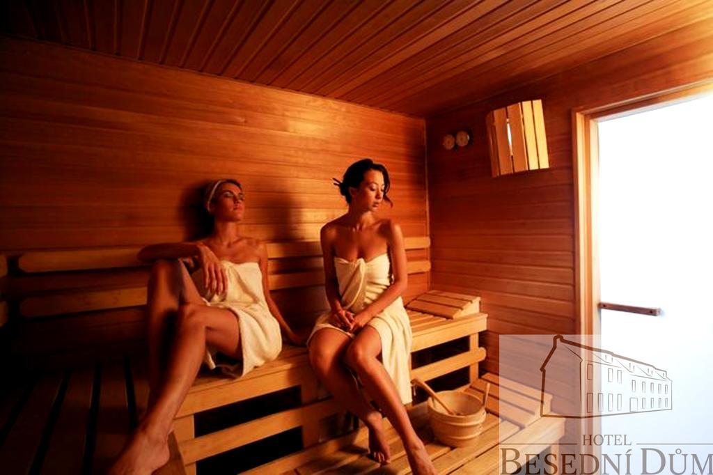 Wine & Wellness Hotel Besedni Dum 瓦尔季采 外观 照片